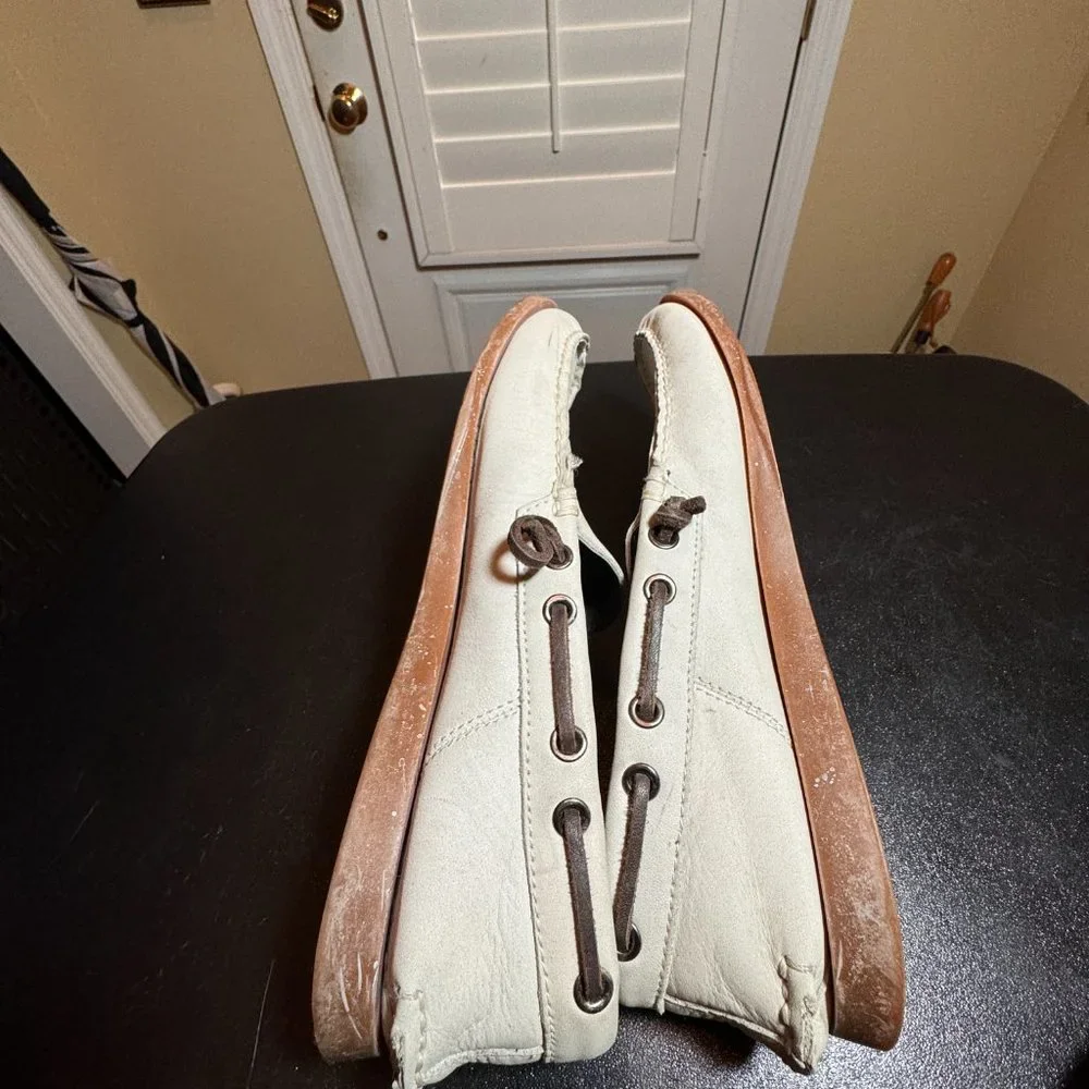Kenneth Cole Reaction size 8.5 white leather loafers